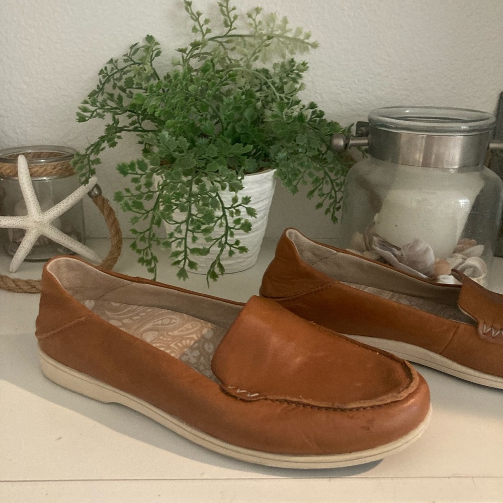 Size 7 Olukai brown leather loafers
